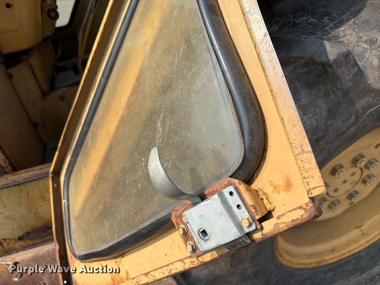 image for item FT6539 1987 Ford 445 tractor