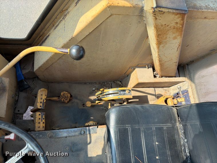 image for item FT6539 1987 Ford 445 tractor