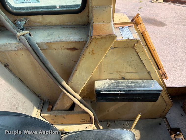 image for item FT6539 1987 Ford 445 tractor
