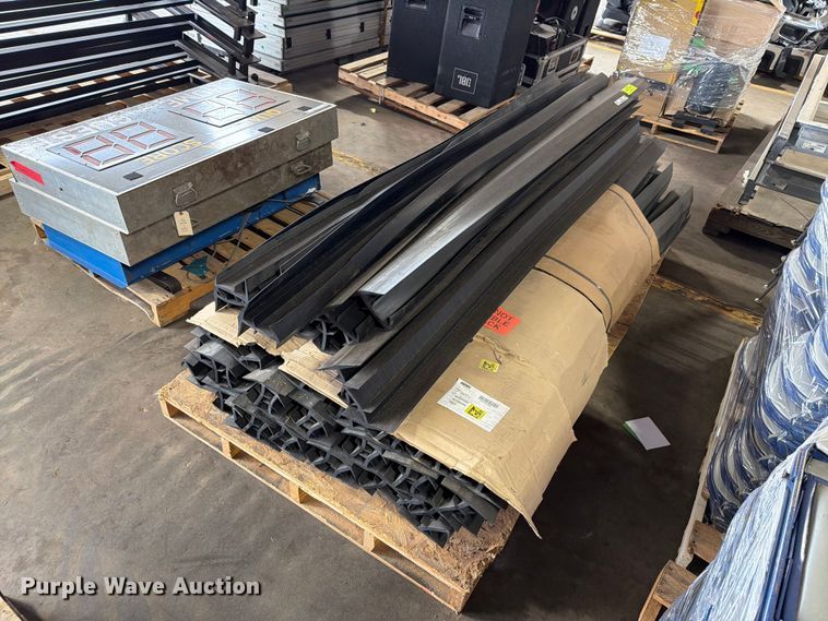 image for item FT6574 Approximately 50 pieces of T Shape Rubber molding