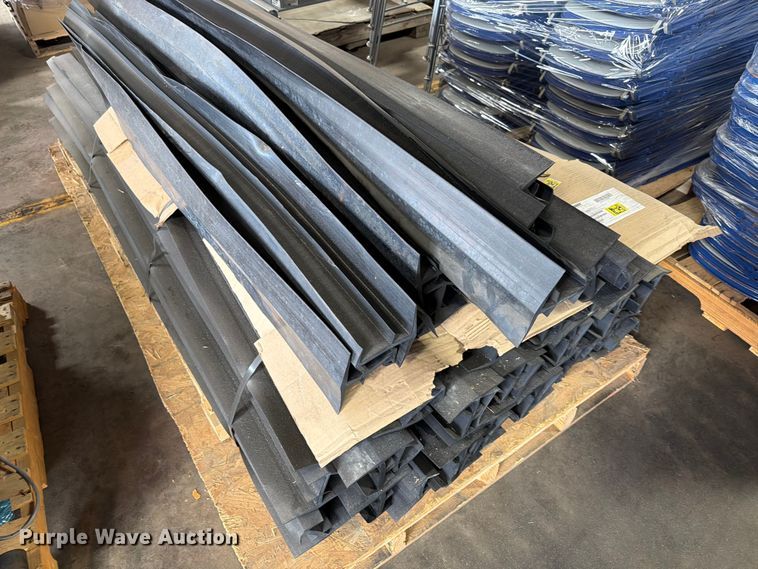 image for item FT6574 Approximately 50 pieces of T Shape Rubber molding