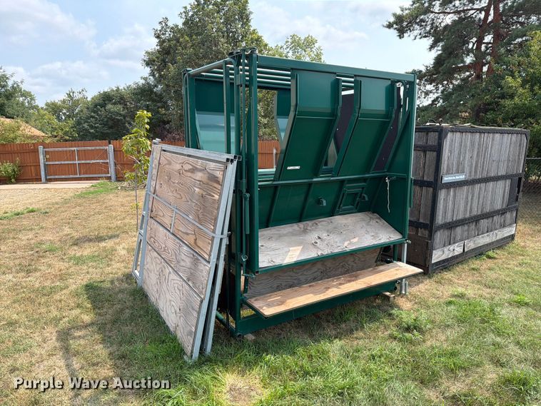 image for item FT6625 Fauna Research Inc tamer squeeze chute