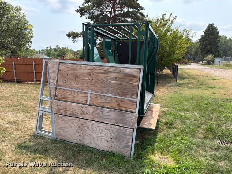 image for item FT6625 Fauna Research Inc tamer squeeze chute
