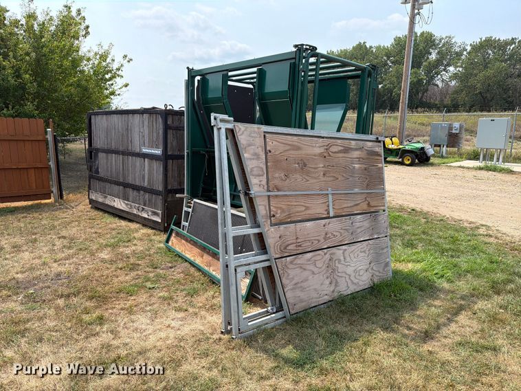 image for item FT6625 Fauna Research Inc tamer squeeze chute