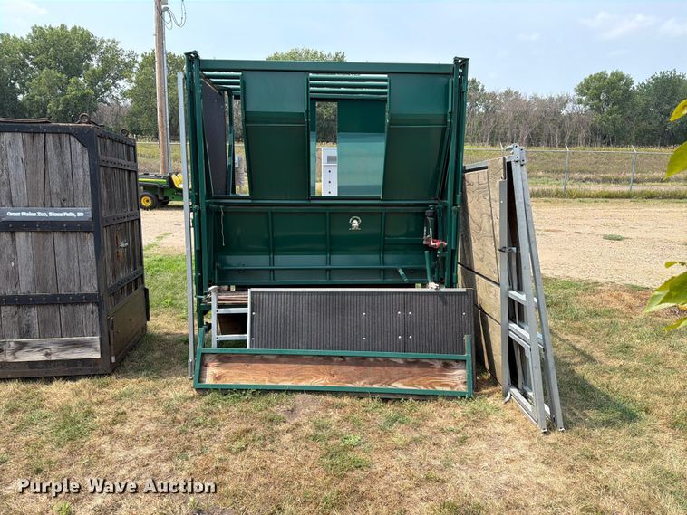 image for item FT6625 Fauna Research Inc tamer squeeze chute