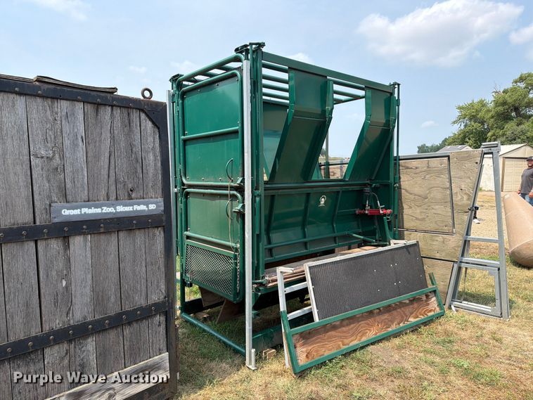 image for item FT6625 Fauna Research Inc tamer squeeze chute