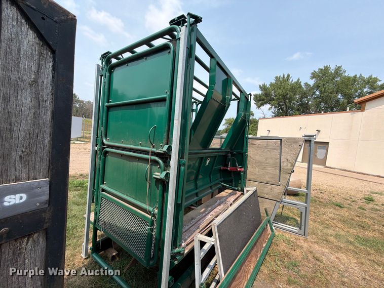 image for item FT6625 Fauna Research Inc tamer squeeze chute