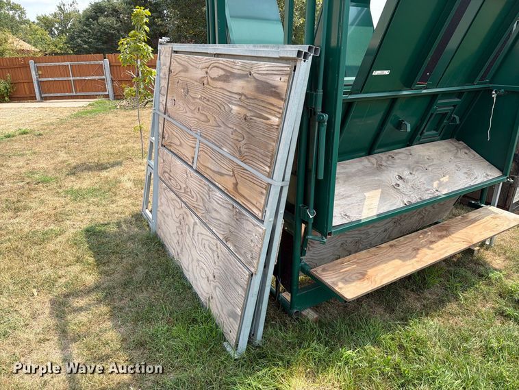 image for item FT6625 Fauna Research Inc tamer squeeze chute