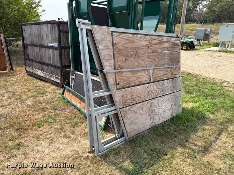 image for item FT6625 Fauna Research Inc tamer squeeze chute