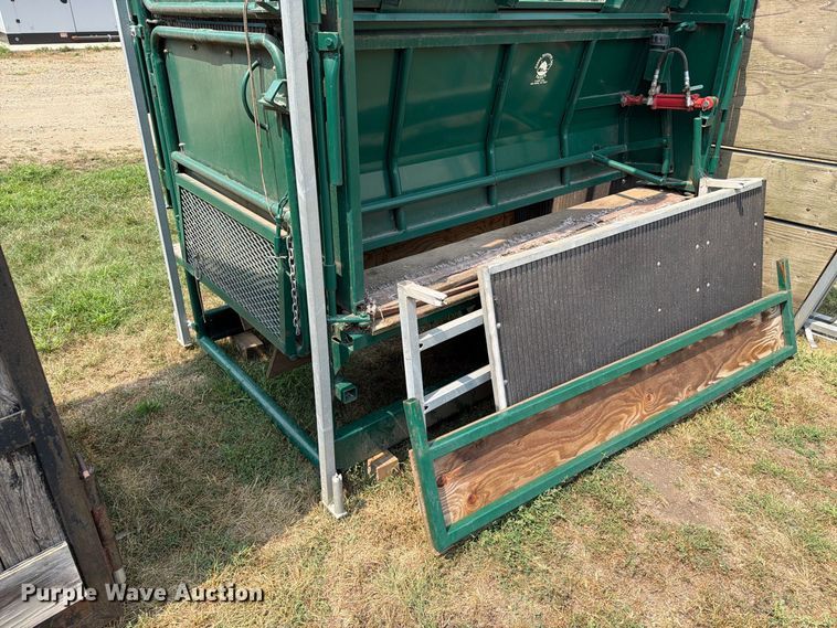 image for item FT6625 Fauna Research Inc tamer squeeze chute