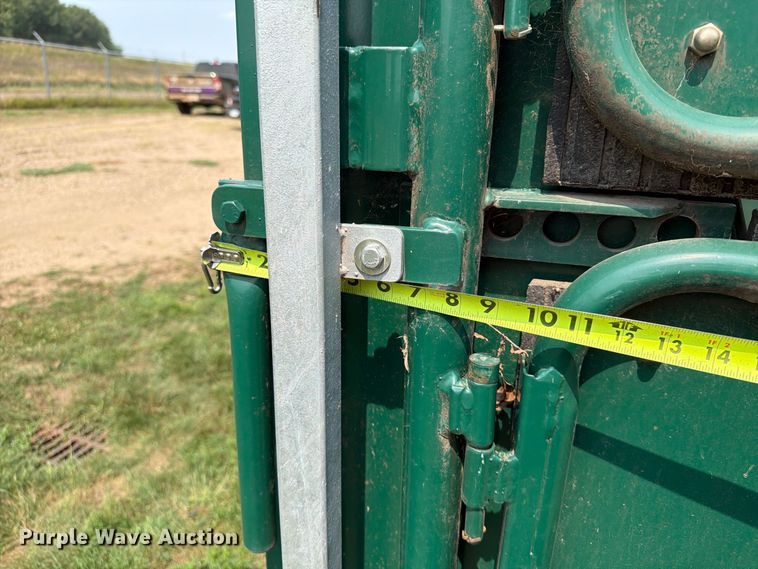 image for item FT6625 Fauna Research Inc tamer squeeze chute