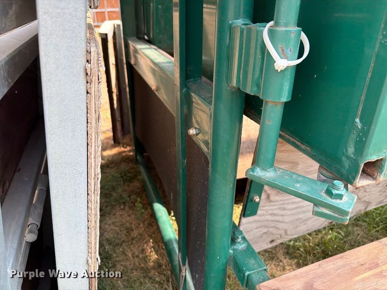 image for item FT6625 Fauna Research Inc tamer squeeze chute