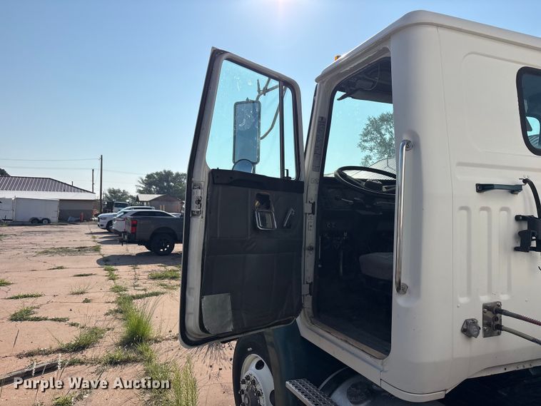 image for item JM9386 1995 White GMC WB semi truck