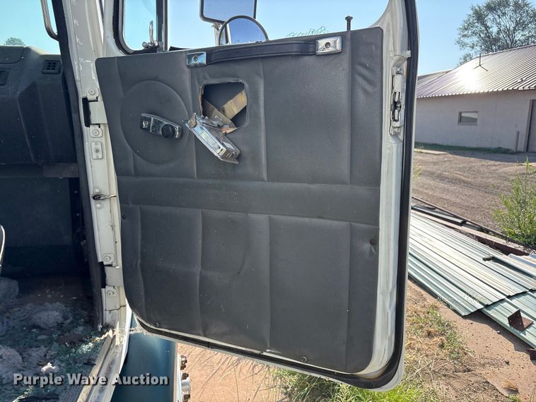 image for item JM9386 1995 White GMC WB semi truck