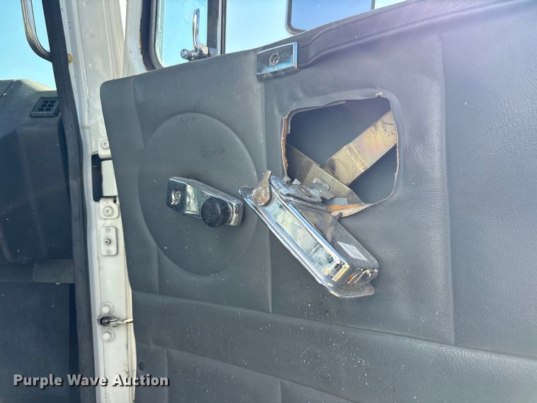 image for item JM9386 1995 White GMC WB semi truck