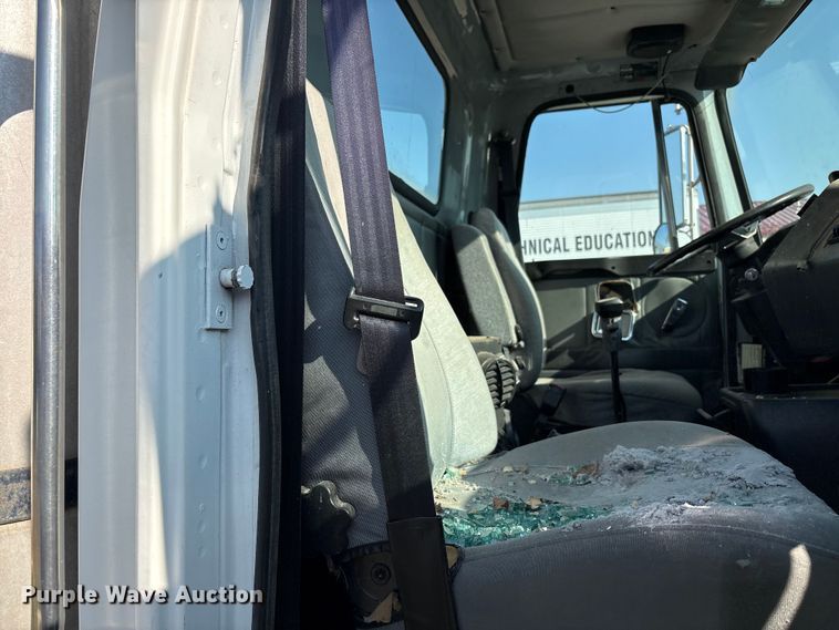 image for item JM9386 1995 White GMC WB semi truck
