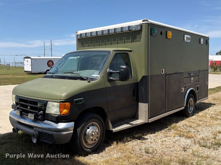 image for item NF9511 2003 Ford E450 Super Duty ambulance