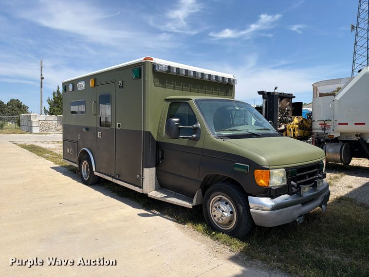 image for item NF9511 2003 Ford E450 Super Duty ambulance