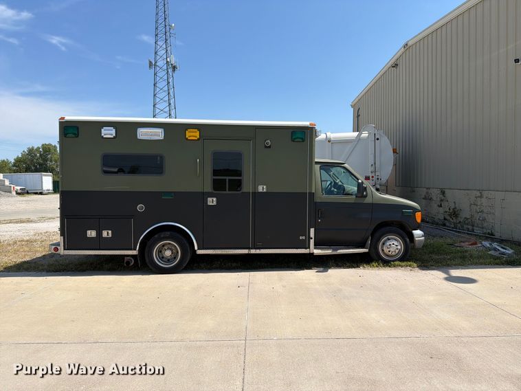 image for item NF9511 2003 Ford E450 Super Duty ambulance