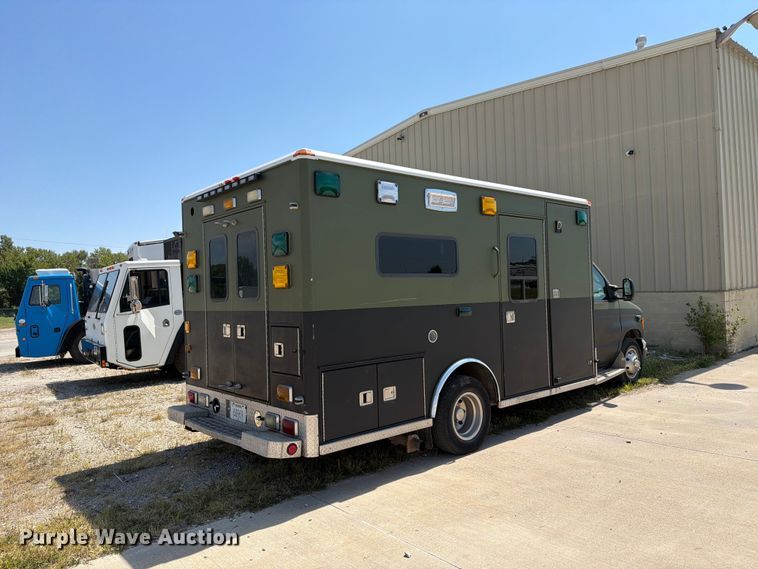 image for item NF9511 2003 Ford E450 Super Duty ambulance
