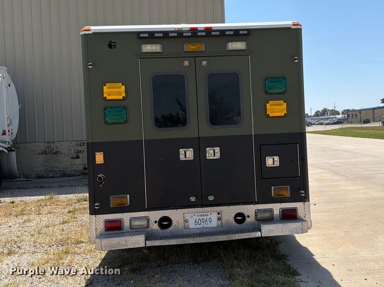 image for item NF9511 2003 Ford E450 Super Duty ambulance