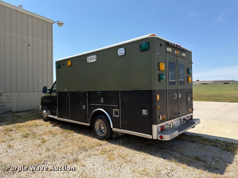 image for item NF9511 2003 Ford E450 Super Duty ambulance
