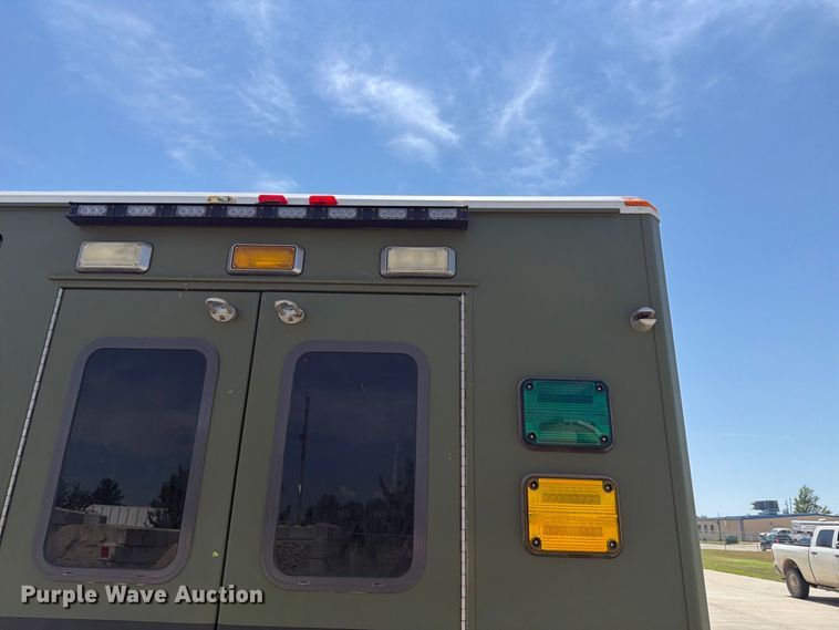 image for item NF9511 2003 Ford E450 Super Duty ambulance