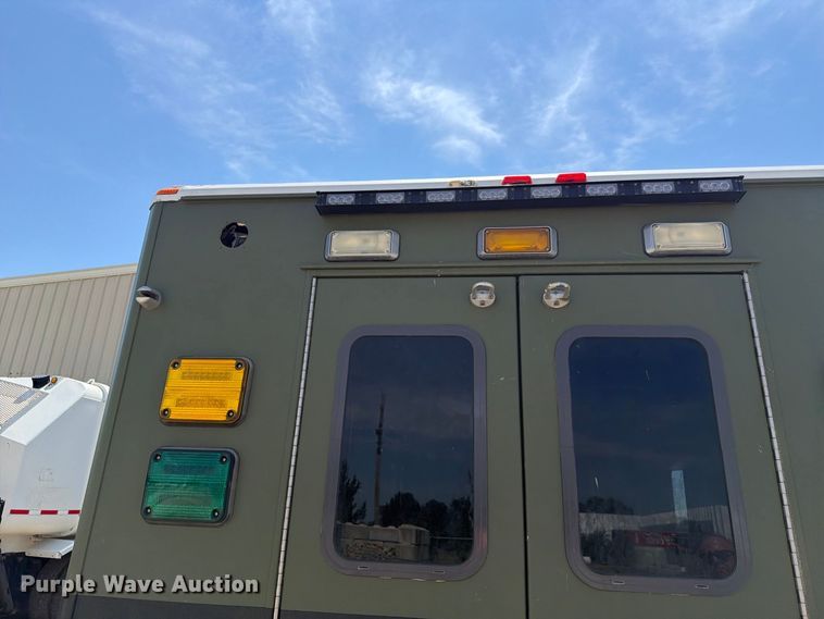 image for item NF9511 2003 Ford E450 Super Duty ambulance
