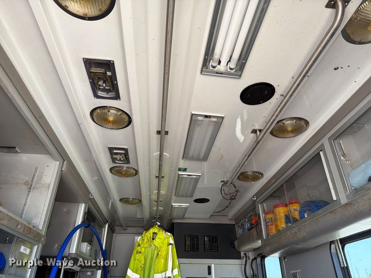 image for item NF9511 2003 Ford E450 Super Duty ambulance
