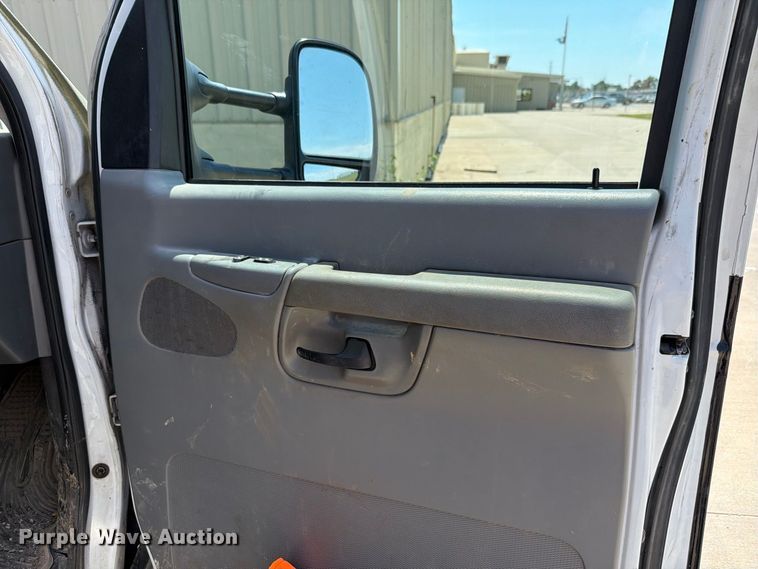image for item NF9511 2003 Ford E450 Super Duty ambulance