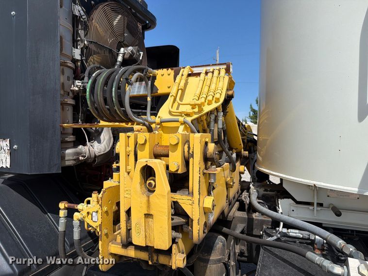 image for item NF9512 2019 Crane Carrier Company LET2 refuse truck