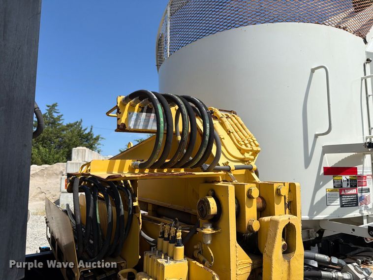 image for item NF9512 2019 Crane Carrier Company LET2 refuse truck