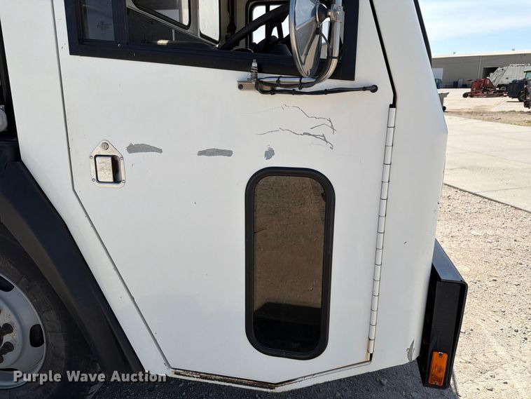 image for item NF9512 2019 Crane Carrier Company LET2 refuse truck