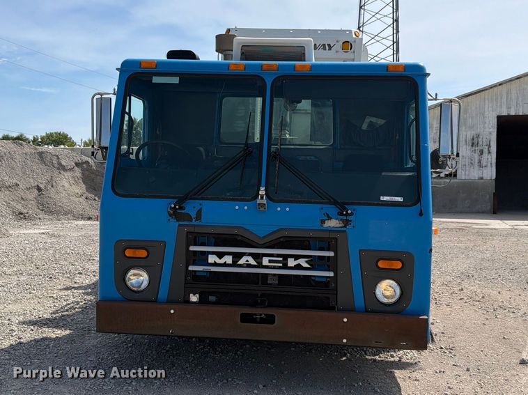 image for item NF9513 2014 Mack LEU600 refuse truck