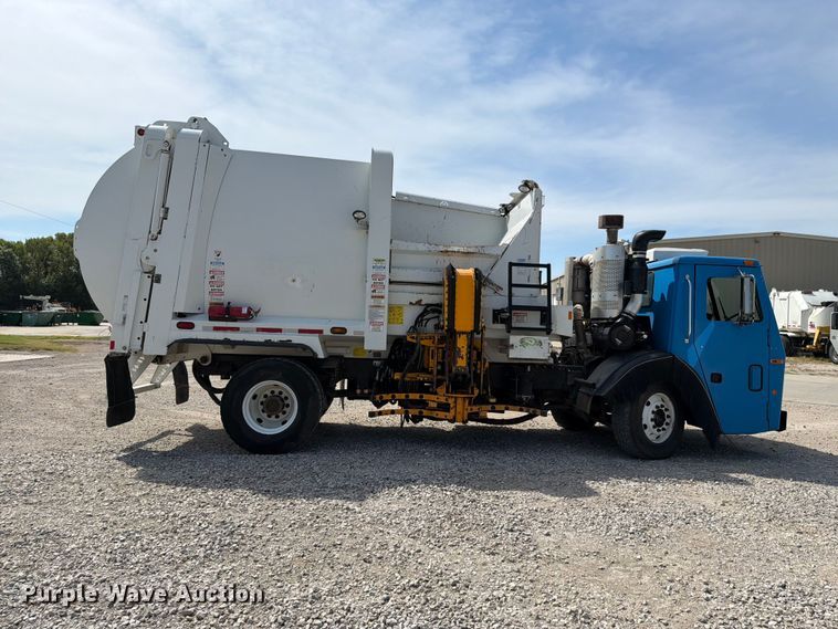 image for item NF9513 2014 Mack LEU600 refuse truck