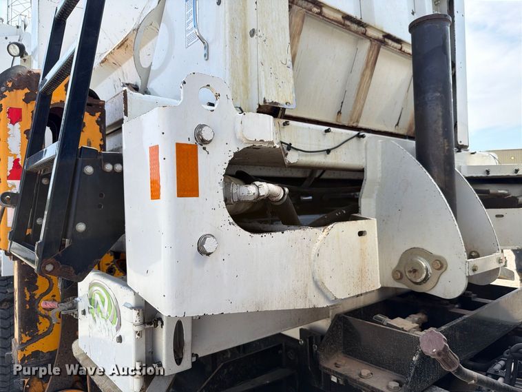 image for item NF9513 2014 Mack LEU600 refuse truck