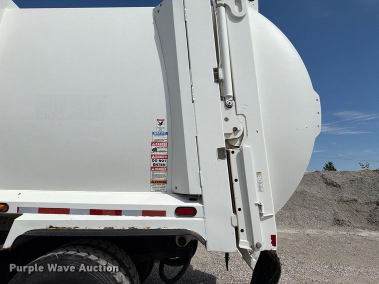 image for item NF9513 2014 Mack LEU600 refuse truck