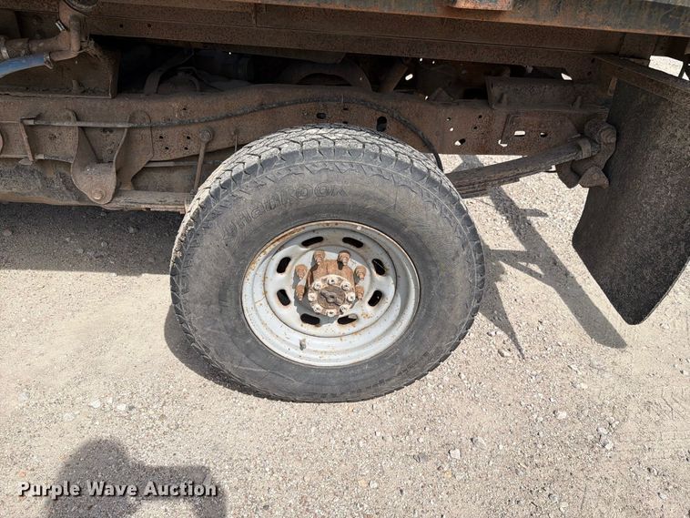 image for item NF9514 2000 Ford F250 Super Duty XL dump flatbed pickup truck