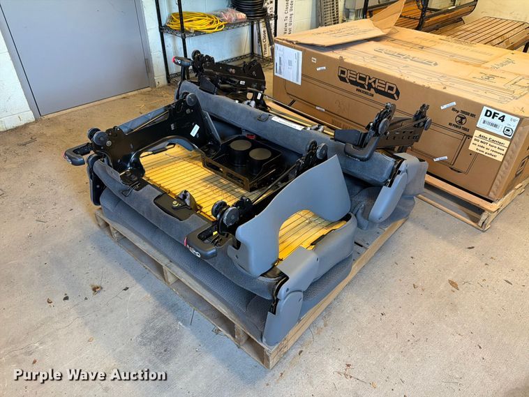 image for item NF9542 (2) vehicle seats