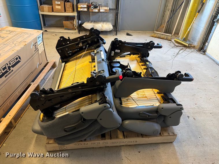 image for item NF9542 (2) vehicle seats