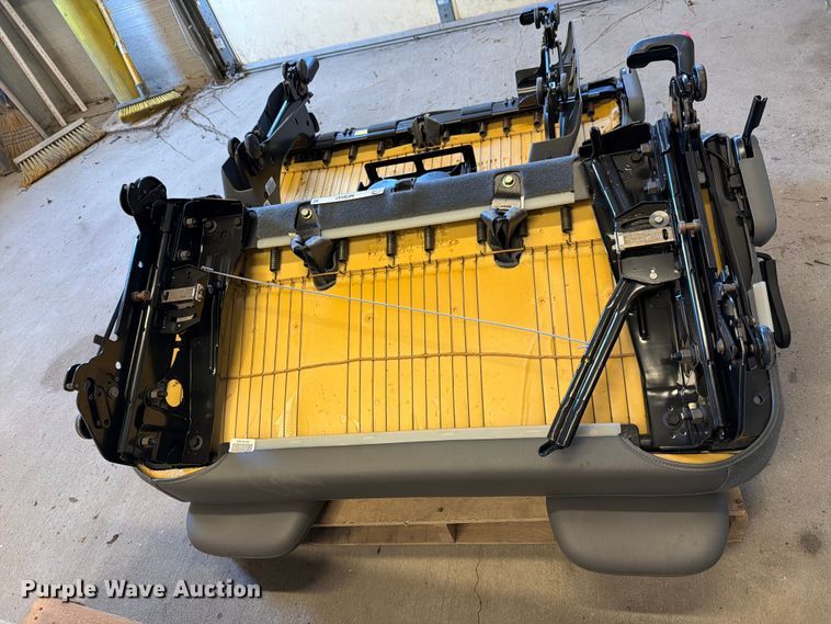 image for item NF9542 (2) vehicle seats
