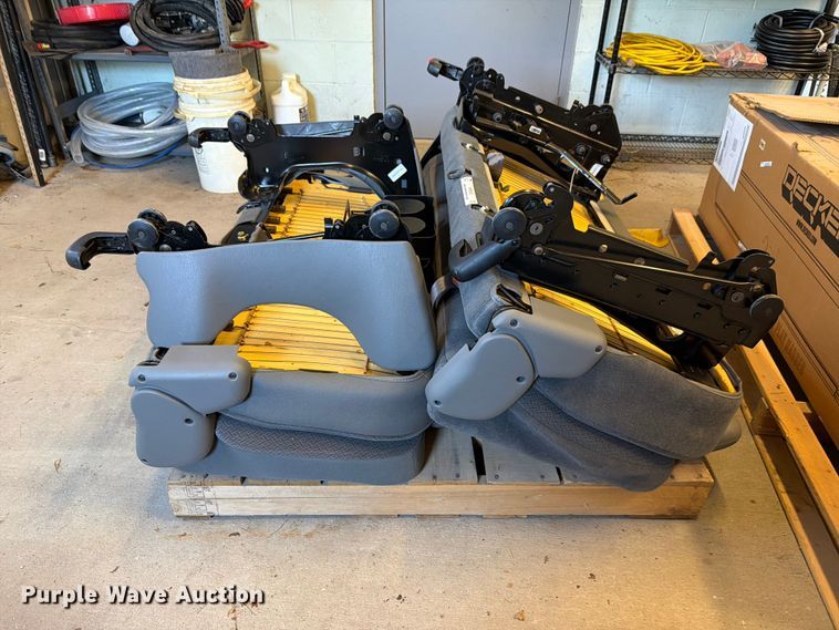 image for item NF9542 (2) vehicle seats