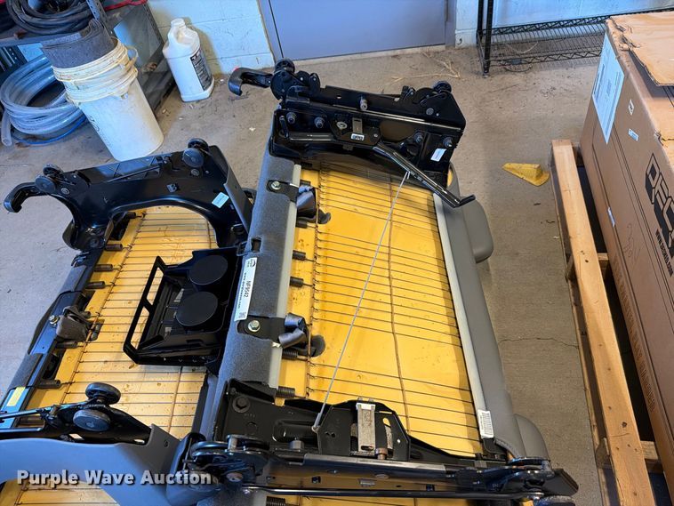 image for item NF9542 (2) vehicle seats