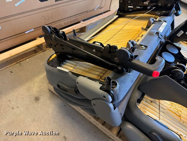 image for item NF9542 (2) vehicle seats