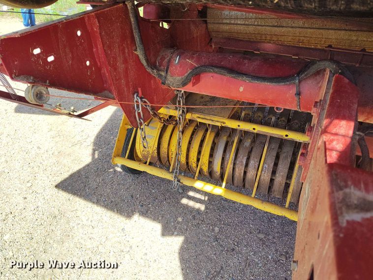 image for item BI9754 New Holland BR7090 round baler