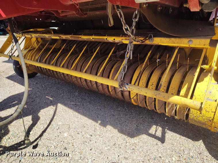 image for item BI9754 New Holland BR7090 round baler