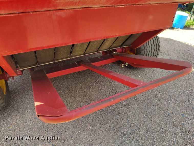 image for item BI9754 New Holland BR7090 round baler