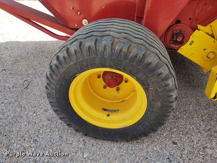 image for item BI9754 New Holland BR7090 round baler