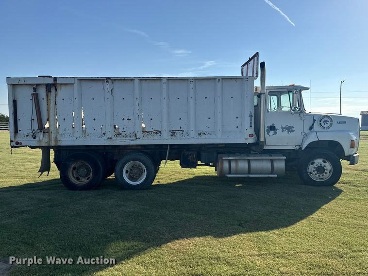 image for item DY3261 1995 Ford LTS9000 grain truck