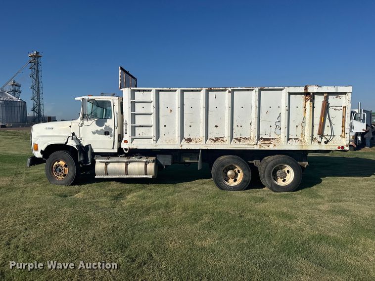 image for item DY3261 1995 Ford LTS9000 grain truck